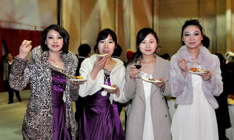 璀璨星夜:當(dāng)珍饈佳釀?dòng)鲆?jiàn)美女